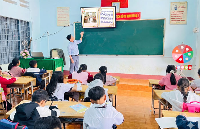 Khi trình chiếu câu chuyện bằng sách lật học sinh rất hào hứng cà chăm chú
